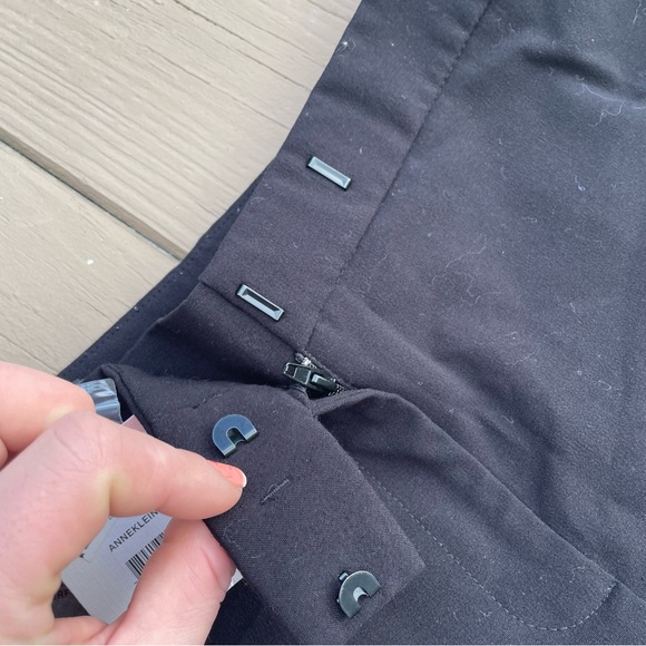 Compression NWT Flare Leg Ponte Pants
ANNE KLEIN - Picture 9 of 12